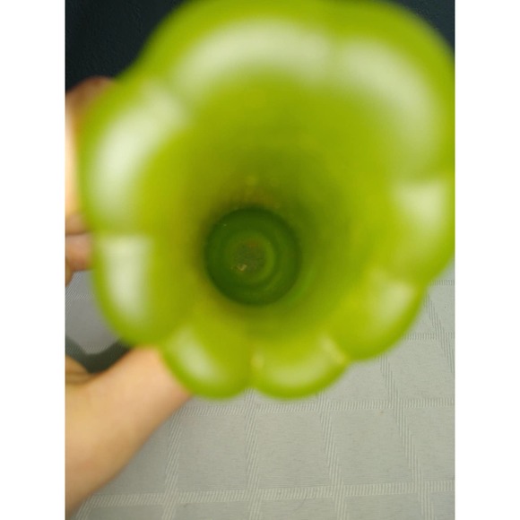 Frosted avocado green westmoreland glass bud vase with daisies and white flowers - Picture 5 of 7